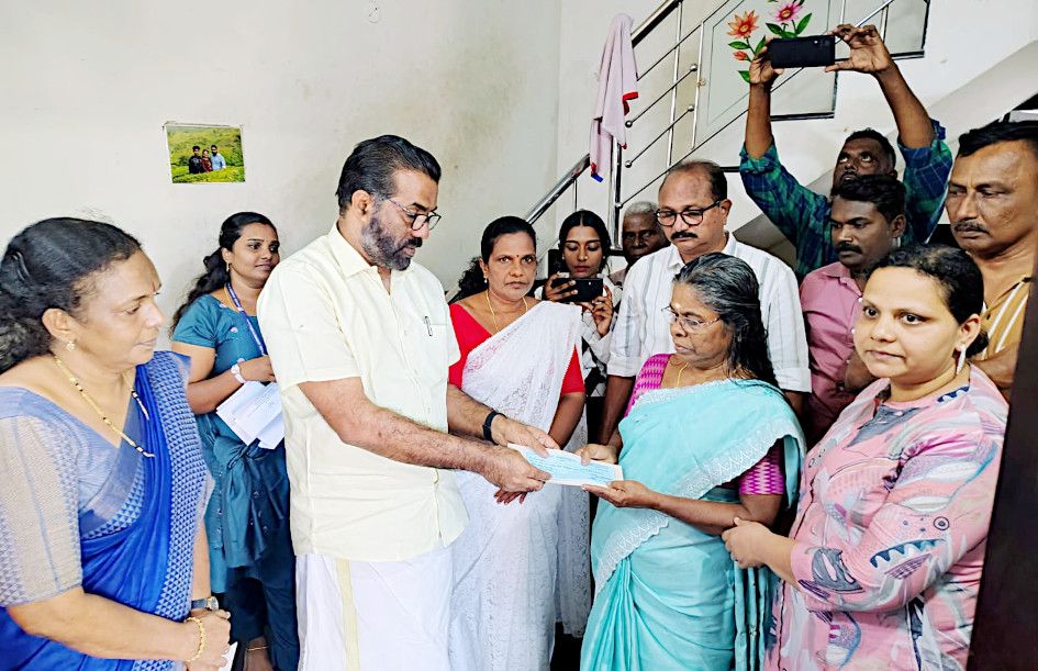 മത്സ്യബന്ധനത്തിനിടെ മരിച്ച സനീഷിന്റെ കുടുംബത്തിനുള്ള ധനസഹായം  എച്ച് സലാം എംഎൽഎ കൈമാറുന്നു