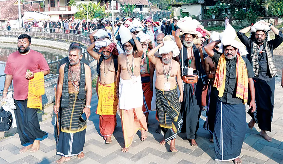 അമ്പലപ്പുഴ സംഘം പേട്ടതുള്ളലിനായി പുറപ്പെടുന്നു