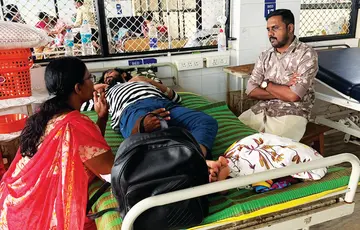 ഡിവൈഎഫ്ഐ ജില്ലാ സെക്രട്ടറി ജെയിംസ് ശമുവേൽ ആദർശിനെ ആശുപത്രിയിലെത്തി സന്ദർശിക്കുന്നു