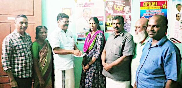 സിപിഐ എം ലോക്കൽ കമ്മിറ്റി ആക-്‌ടിങ് സെക്രട്ടറി ആർ രാജിക്ക്‌ കളഞ്ഞുകിട്ടിയ സ്വർണ്ണാഭരണം സിപിഐ എം ഏരിയ സെക്രട്ടറി സി ഷാംജി  ഉടമയായ  ചിഞ്ചുവിന് കൈമാറുന്നു