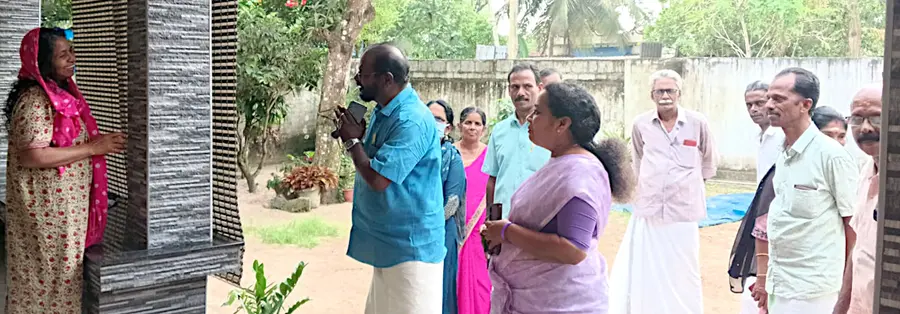 ബ്ലോക്ക് പഞ്ചായത്ത് സ്ഥാനാർത്ഥി എ ഓമനക്കുട്ടൻ വോട്ട് അഭ്യർത്ഥിക്കുന്നു