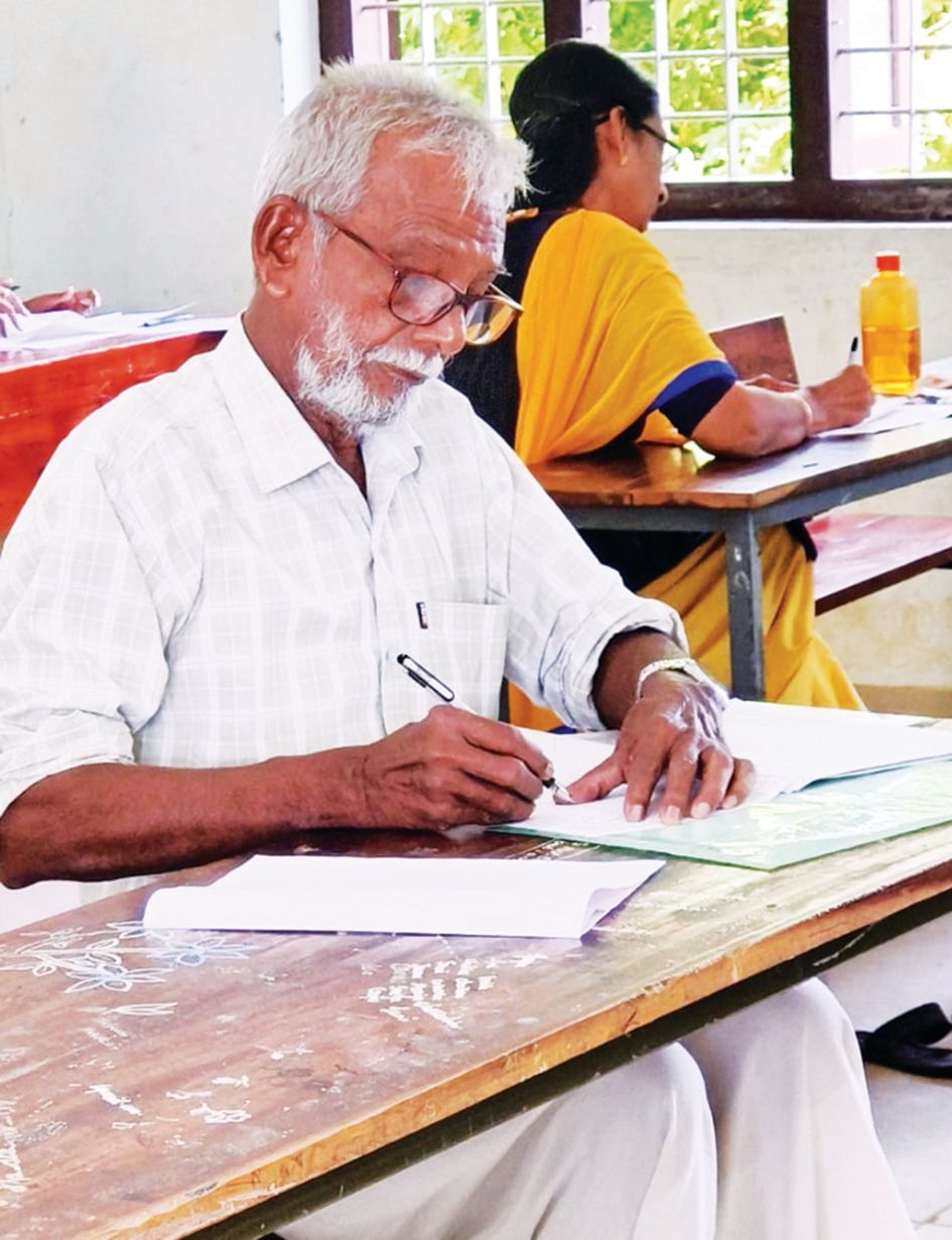 ഗോപിദാസ് ഹയർസെക്കൻഡറി തുല്യതാ പരീക്ഷ എഴുതുന്നു
