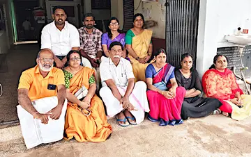 അമ്പലപ്പുഴ തെക്ക് പഞ്ചായത്തിലെ കുടിവെള്ള ക്ഷാമത്തിന് പരിഹാരം  കാണണമെന്നാവശ്യപ്പെട്ട് പ്രസിഡന്റും മറ്റ് ജനപ്രതിനിധികളും നടത്തിയ സമരം