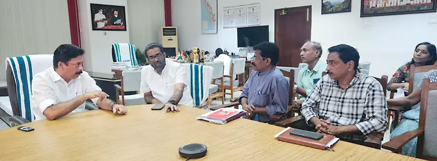 പുലിമുട്ട് നിർമാണം പുനരാരംഭിക്കുന്നതിന്റെ ഭാഗമായി മന്ത്രി റോഷി അഗസ്റ്റിന്റെ അധ്യക്ഷതയിൽ ചേർന്ന യോഗം