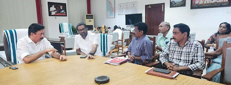 പുലിമുട്ട് നിർമാണം പുനരാരംഭിക്കുന്നതിന്റെ ഭാഗമായി മന്ത്രി റോഷി അഗസ്റ്റിന്റെ അധ്യക്ഷതയിൽ ചേർന്ന യോഗം