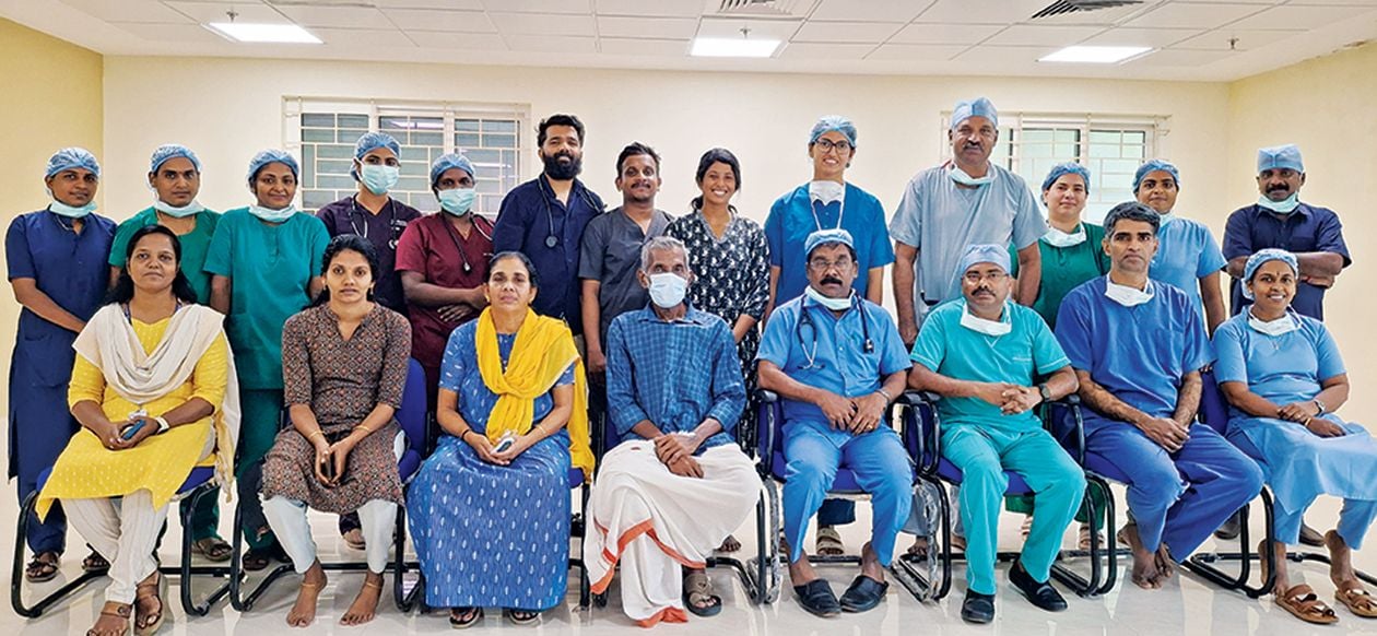 Ranadev and his family, who underwent a ten-hour emergency surgery at Alappuzha Medical College Hospital, with the medical team that performed the surgery.