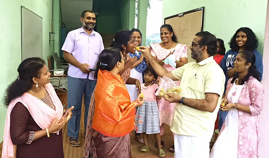 മികച്ച വിജയം നേടിയ പുന്നപ്ര അംബേദ്കർ മോഡൽ റെസിഡൻഷ്യൽ സ്കൂൾ വിദ്യാർഥികൾക്ക് എച്ച് സലാം എംഎൽഎ മധുരം നൽകി അഭിനന്ദിക്കുന്നു