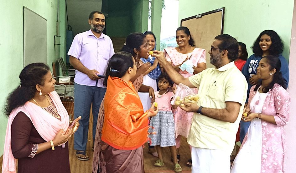 മികച്ച വിജയം നേടിയ പുന്നപ്ര അംബേദ്കർ മോഡൽ റെസിഡൻഷ്യൽ സ്‍കൂൾ വിദ്യാർഥികൾക്ക്  എച്ച് സലാം എംഎൽഎ മധുരം നൽകി അഭിനന്ദിക്കുന്നു