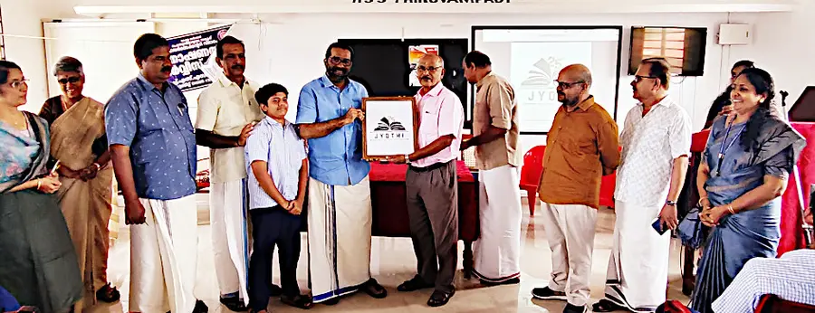 തിരുവമ്പാടി ഹയർ സെക്കന്ററി സ‍്കൂൾ രജത ജൂബിലി ആഘോഷങ്ങൾക്ക് തുടക്കം കുറിച്ച് ലോഗോ എച്ച് സലാം എം എൽ എ ട്രസ്റ്റ് പ്രസിഡന്റ് പി കെ ഹരികുമാറിന് നൽകി പ്രകാശനം ചെയ്യുന്നു