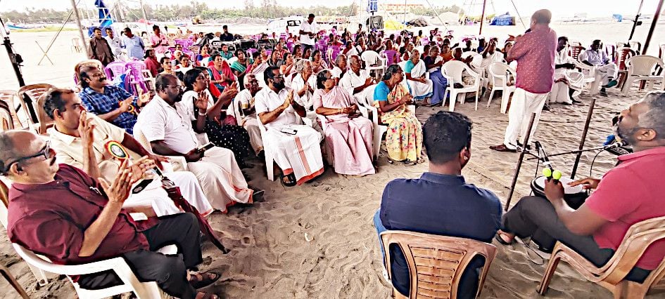 ഇന്നലെകളിലെ വസന്തം എന്ന പേരിൽ തോട്ടപ്പള്ളി ഫെസ്റ്റിൻ്റെ ഭാഗമായി നടത്തിയ വയോജന സംഗമത്തിൽ  പുന്നപ്ര ജ്യോതികുമാർ പാട്ടും പറച്ചിലുമായി ഒപ്പം കൂടിയപ്പോൾ