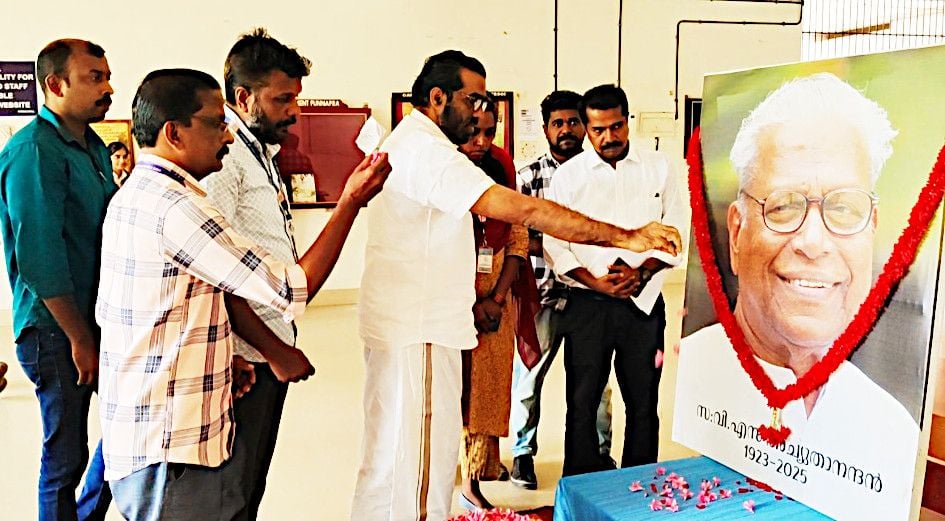 വി എസിന് പ്രണാമമർപ്പിച്ച് പുന്നപ്ര അക്ഷര നഗരി കേപ്പ് കാമ്പസിലെ വിവിധ യൂണിയനുകളുടെ നേതൃത്വത്തിൽ  സംഘടിപ്പിച്ച അനുശോചനയോഗം എച്ച് സലാം എംഎൽഎ ഉദ്ഘാടനംചെയ്യുന്നു