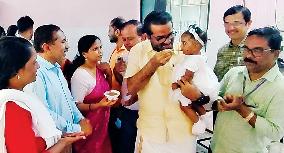 ആലപ്പുഴ മെഡിക്കൽ കോളേജ് ആശുപത്രിയിൽ ഹാഫ് ബർത്ത്ഡേ പദ്ധതിയ്ക്ക് തുടക്കംകുറിച്ച് കുരുന്നുകൾക്ക് കുറുക്കുനൽകുന്ന എച്ച് സലാം എംഎൽഎ