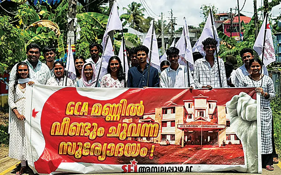 അമ്പലപ്പുഴ ഗവ. കോളേജിലെ വിജയത്തെ തുടർന്ന് എസ്എഫ്ഐ പ്രവർത്തകർ നടത്തിയ ആഹ്ലാദപ്രകടനം