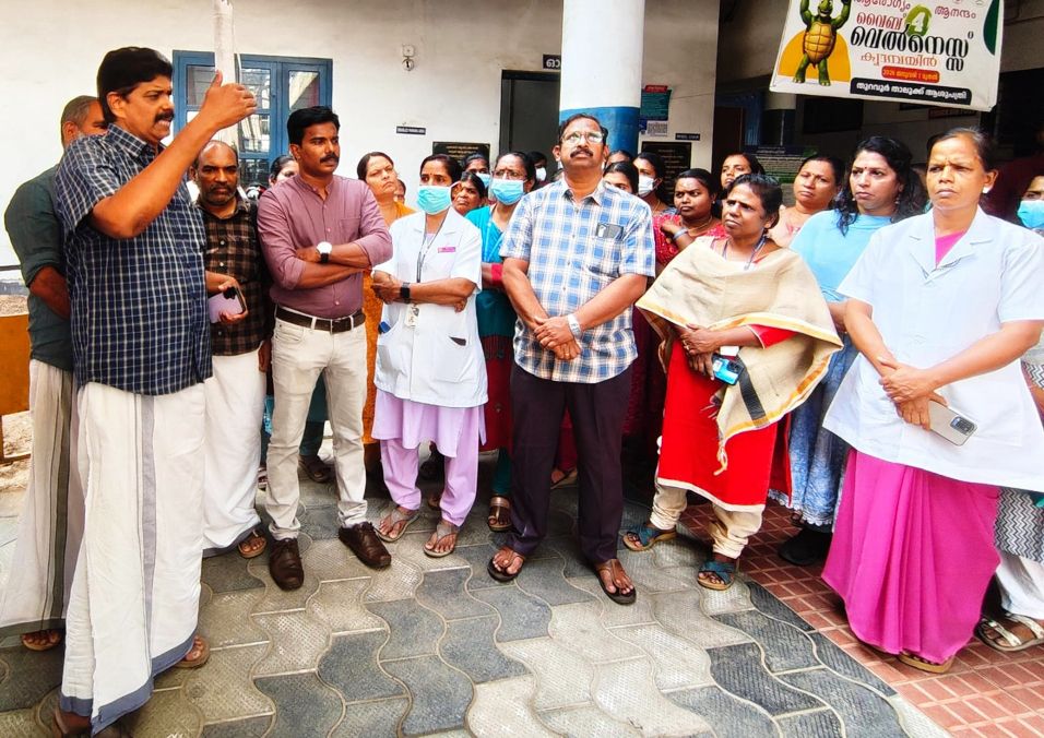 തുറവൂർ താലൂക്കാശുപത്രിയിൽ ആംബുലൻസ് ഡ്രൈവറെ മർദിച്ചതില്‍  പ്രതിഷേധിച്ച് എൻജിഒ യൂണിയൻ സംഘടിപ്പിച്ച യോഗം സംസ്ഥാന കമ്മിറ്റിയംഗം  ബി സന്തോഷ് ഉദ്ഘാടനംചെയ്യുന്നു
