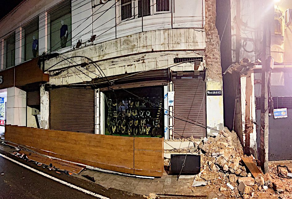 ആലപ്പുഴ ഇരുമ്പു പാലത്തിനു സമീപത്തെ ബിൽഡിങ്  ഒരു ഭാഗം ഇടിഞ്ഞപ്പോൾ