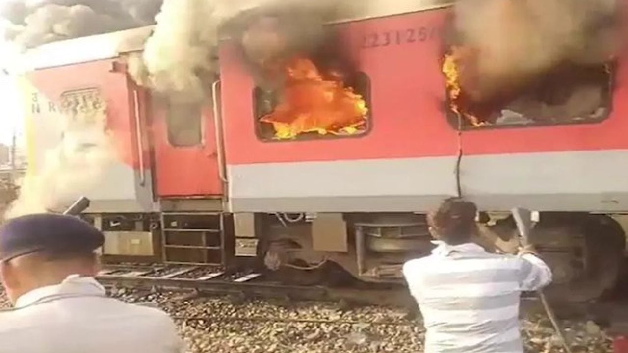  AmritsarSaharsa Garib Rath Express Fire