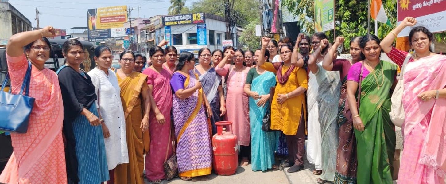 പാചക വാതക പ്രതിസന്ധി പരിഹരിക്കണമെന്നാവശ്യപ്പെട്ട്‌ അങ്കണവാടി വർക്കേഴ്സ്‌ ആൻഡ്‌ ഹെൽപ്പേഴ്സ് അസോസിയേഷൻ പാലക്കാട് സംഘടിപ്പിച്ച പ്രതിഷേധം  