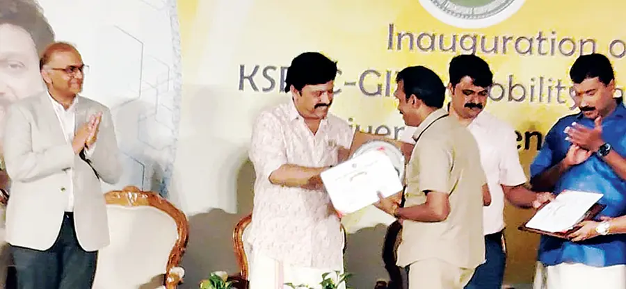 ഡി ബൈജുവിന്‌ മന്ത്രി കെ ബി ഗണേഷ്‌കുമാർ പുരസ്‌കാരം നൽകുന്നു 