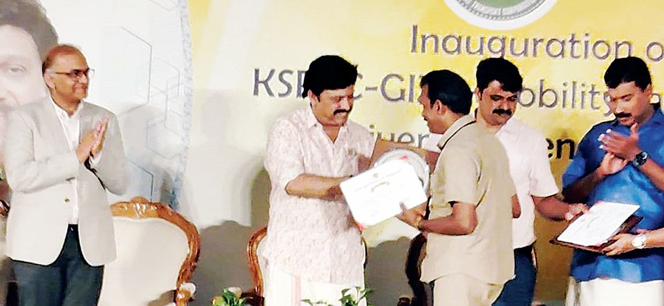 ഡി ബൈജുവിന്‌ മന്ത്രി കെ ബി ഗണേഷ്‌കുമാർ പുരസ്‌കാരം നൽകുന്നു 