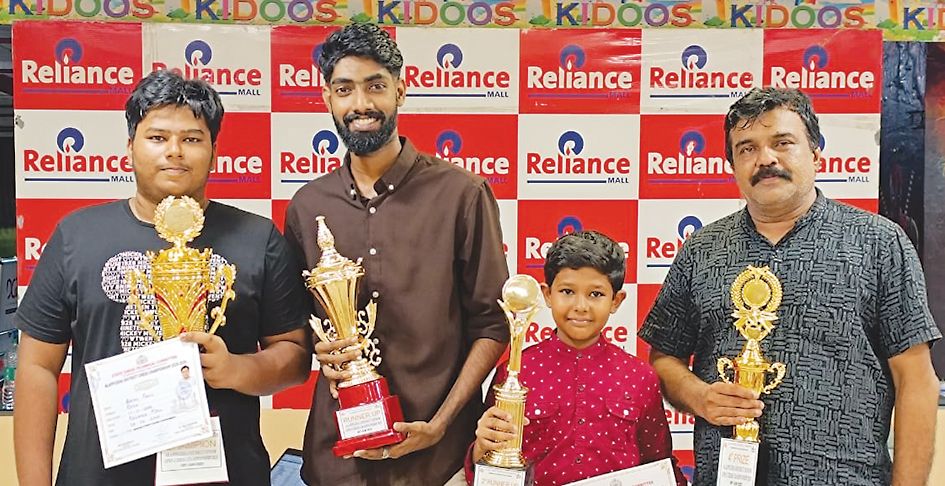 ചെസ്‌ മത്സരവിജയികൾ ട്രോഫിയുമായി