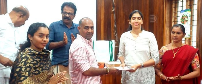 അങ്കണവാടിക്കായി ഷിബിൽ സോമൻ ഭൂമിയുടെ രേഖ കൈമാറുന്നു