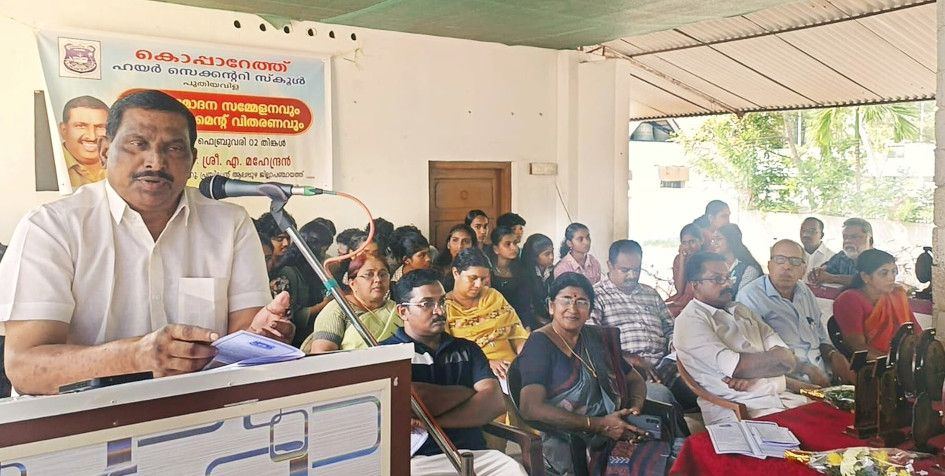 പുതിയവിള കൊപ്പാറേത്ത് എച്ച്‌എസ്‌എസിൽ എൻഡോവ്മെന്റ് വിതരണവും അനുമോദന സമ്മേളനവും  ജില്ലാ പഞ്ചായത്ത് പ്രസിഡന്റ് എ മഹേന്ദ്രൻ ഉദ്ഘാടനംചെയ്യുന്നു