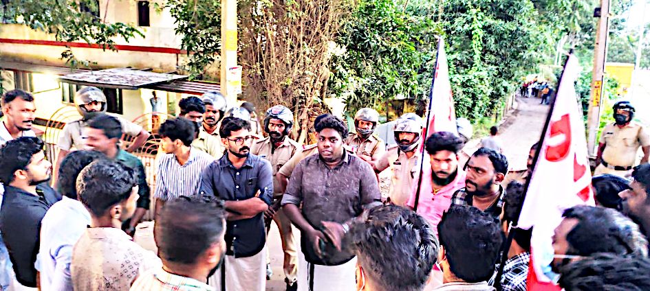 തുറവൂർ-– അരൂർ ഉയരപ്പാത നിർമാണ കമ്പനിയായ അശോക ബിൽഡേഴ്സിന്റെ തുറവൂർ ഓഫീസിലേക്ക് ഡിവൈഎഫ്ഐ സംഘടിപ്പിച്ച പ്രതിഷേധ മാർച്ച് ജില്ലാ വൈസ് പ്രസിഡന്റ് വി കെ സൂരജ് ഉദ്ഘാടനംചെയ്യുന്നു