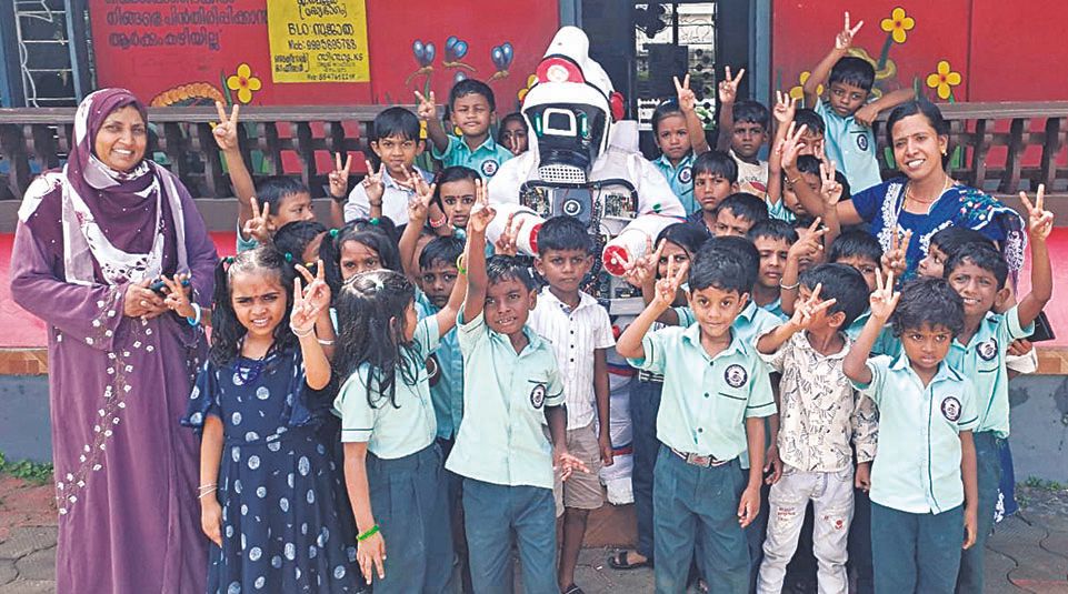 ചാന്ദ്രമനുഷ്യ പര്യടനം എരമല്ലൂർ എൻഎസ് എൽപിഎസിൽ എത്തിയപ്പോൾ 