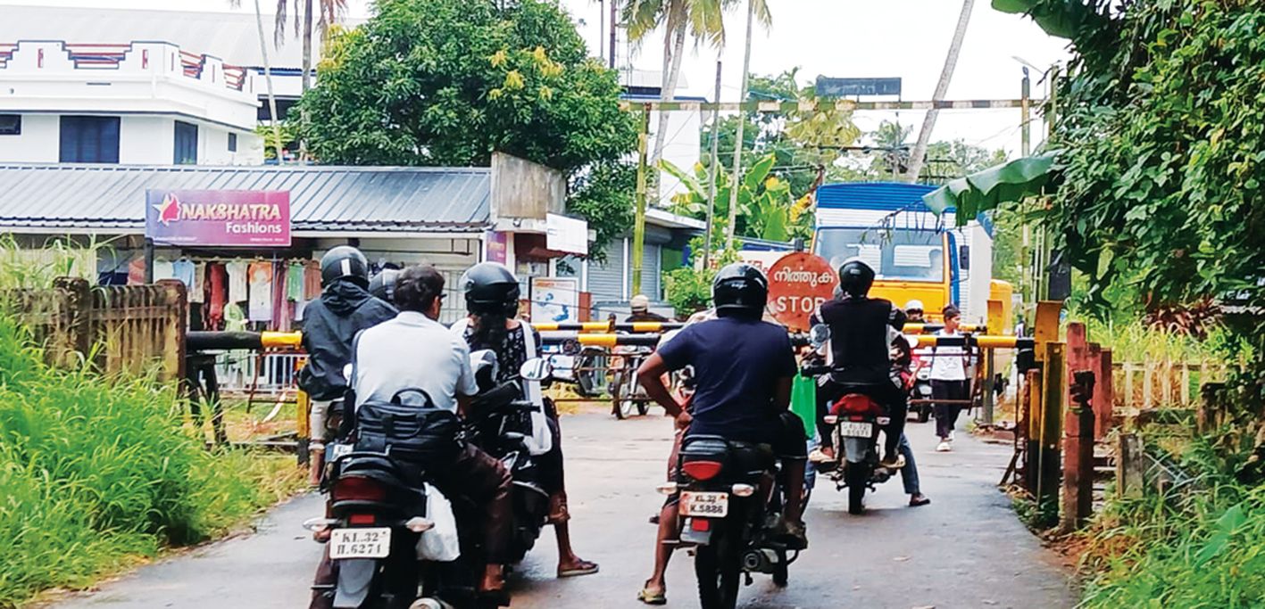 അരൂർ കെൽട്രോൺ റെയിൽവേ ഗേറ്റിൽ ട്രെയിൻ പോകാൻ കാത്തുകിടക്കുന്ന യാത്രികർ
