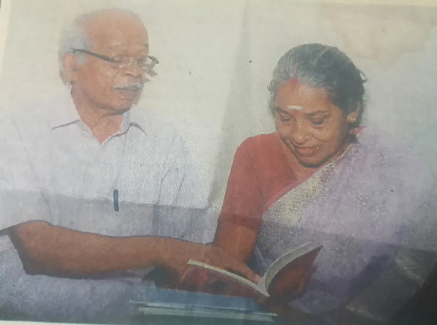 ചന്തിരൂർ ദിവാകരൻ ഭാര്യ അംബുജാക്ഷിക്കൊപ്പം (ഫയല്‍ ചിത്രം)