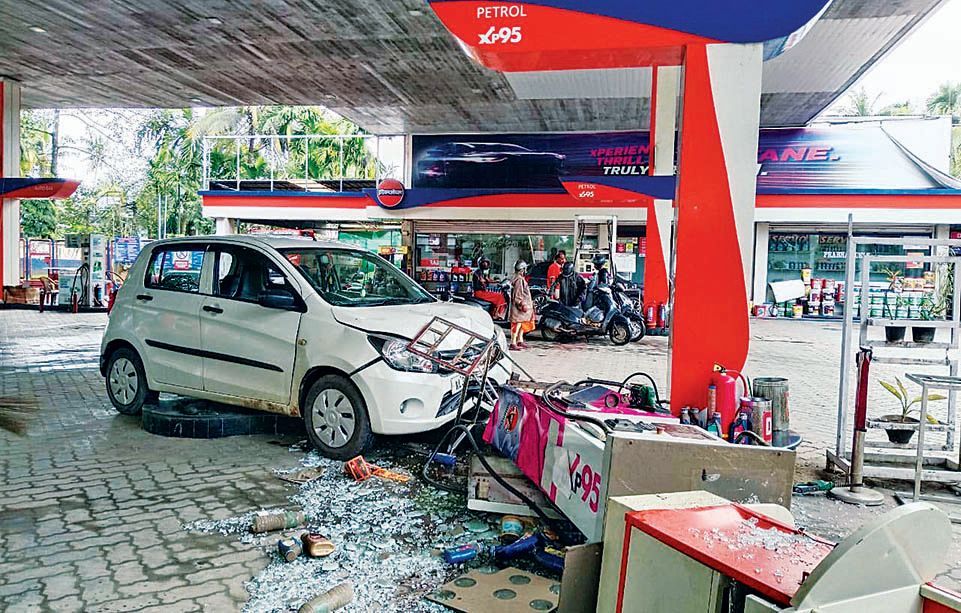 Car crashes into petrol pump