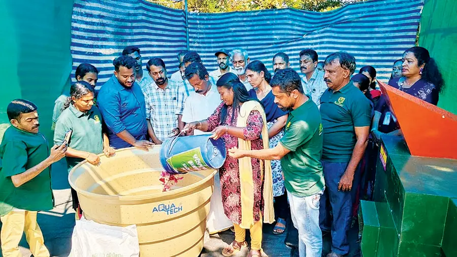 അർത്തുങ്കൽ കടപ്പുറത്ത് സ്ഥാപിച്ച ജൈവമാലിന്യ സംസ്കരണ യൂണിറ്റ് ചേർത്തല തെക്ക് പഞ്ചായത്ത് പ്രസിഡന്റ്
എ അഭിനയ ഉദ്ഘാടനംചെയ്യുന്നു