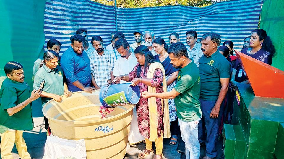 അർത്തുങ്കൽ കടപ്പുറത്ത്‌ സ്ഥാപിച്ച ജൈവമാലിന്യ സംസ്‌കരണ യൂണിറ്റ്‌ ചേർത്തല തെക്ക്‌ പഞ്ചായത്ത്‌ പ്രസിഡന്റ്‌  എ അഭിനയ ഉദ്‌ഘാടനംചെയ്യുന്നു