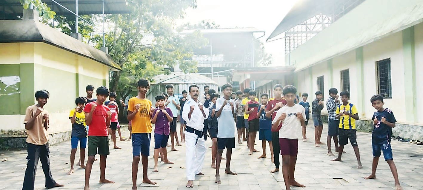   അർത്തുങ്കൽ ഗവ. ആർഎഫ്‌ടിഎച്ച്‌എസ്‌ വിദ്യാർഥികൾ കരാത്തെ പരിശ‍ീനത്തിൽ   
