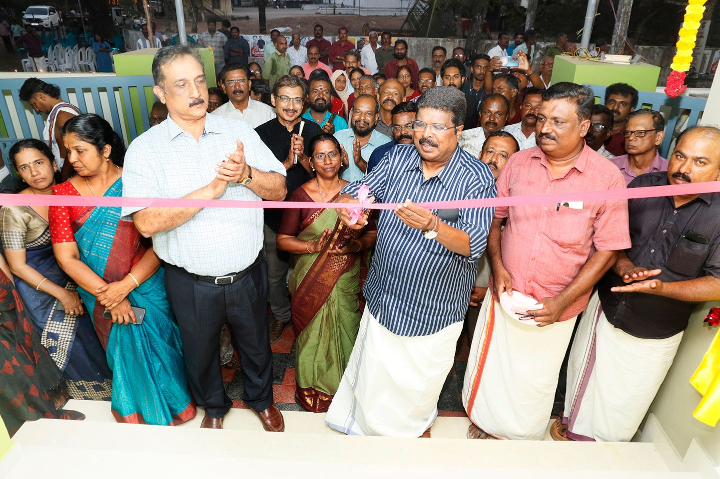 ആര്യാടും കലവൂരും പ്രവർത്തനം ആരംഭിച്ച സ്മാർട്ട്‌ വില്ലേജ് ഓഫീസുകള്‍  പി പി ചിത്തരഞ്ജൻ എം എൽ എ ഉദ്ഘാടനംചെയ്യുന്നു