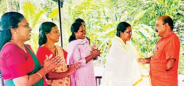 മൈക്രോബയോളജിയിൽ ഒന്നാം റാങ്ക് നേടിയ അഷ്നയെ ജില്ലാ പഞ്ചായത്ത് അംഗം ആർ റിയാസ് അനുമോദിക്കുന്നു