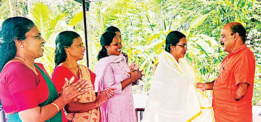 മൈക്രോബയോളജിയിൽ ഒന്നാം റാങ്ക് നേടിയ അഷ്‌നയെ ജില്ലാ പഞ്ചായത്ത്‌ അംഗം ആർ റിയാസ് അനുമോദിക്കുന്നു