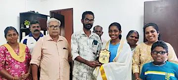 കേരള ബാസ്കറ്റ് ബോൾ ലീഗില് മികച്ച പ്രകടനം നടത്തിയ അതുല്യയെ പഞ്ചായത്ത് പ്രസിഡന്റ്
പി കെ വിനോദ് ഉപഹാരം നല്കി അനുമോദിക്കുന്നു