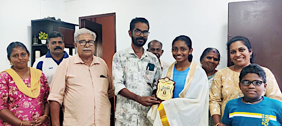 കേരള ബാസ്‌കറ്റ് ബോൾ ലീഗില്‍ മികച്ച പ്രകടനം നടത്തിയ അതുല്യയെ പഞ്ചായത്ത് പ്രസിഡന്റ്  പി കെ വിനോദ് ഉപഹാരം നല്‍കി അനുമോദിക്കുന്നു
