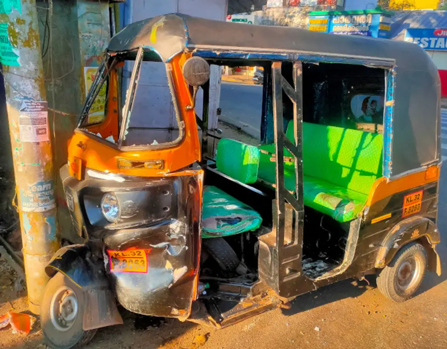 ചേർത്തല താലൂക്കാശുപത്രി കവലയിൽ മിനിവാനിടിച്ച് തകർന്ന ഓട്ടോറിക്ഷ