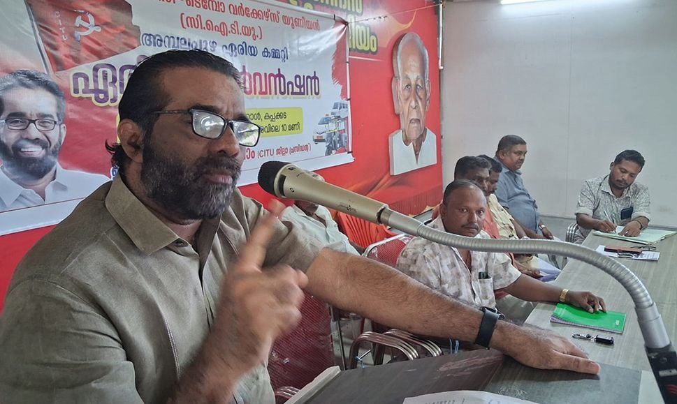 ഓട്ടോ, ടാക്‌സി ടെമ്പോ വർക്കേഴ്‌സ് യൂണിയൻ ഏരിയ കൺവൻഷൻ എച്ച് സലാം ഉദ്ഘാടനംചെയ്യുന്നു