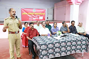 പ്രതീക്ഷ റെസിഡൻസ്‌ അസോസിയേഷൻ സംഘടിപ്പിച്ച ‘റോഡ് സുരക്ഷ- ജീവൻ രക്ഷ’ ബോധവൽക്കരണത്തിൽ  അസി. മോട്ടോർ വെഹിക്കിൾ ഇൻസ്‌പെക്‌ടർ സി ചന്ദ്രലാൽ ക്ലാസ്‌ നയിക്കുന്നു