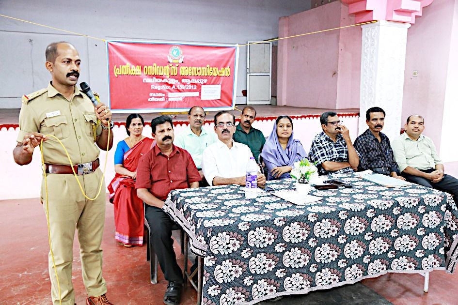 പ്രതീക്ഷ റെസിഡൻസ്‌ അസോസിയേഷൻ സംഘടിപ്പിച്ച ‘റോഡ് സുരക്ഷ- ജീവൻ രക്ഷ’ ബോധവൽക്കരണത്തിൽ  അസി. മോട്ടോർ വെഹിക്കിൾ ഇൻസ്‌പെക്‌ടർ സി ചന്ദ്രലാൽ ക്ലാസ്‌ നയിക്കുന്നു