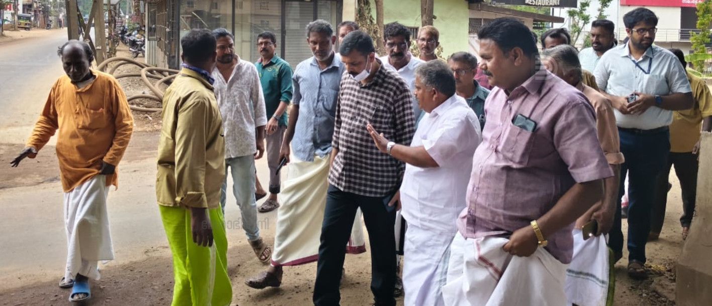 അയത്തിൽ ജനകീയ സമരസമിതി പ്രവർത്തകർ ജില്ലാ കലക്ടർ  എൻ ദേവിദാസുമായി സംസാരിക്കുന്നു