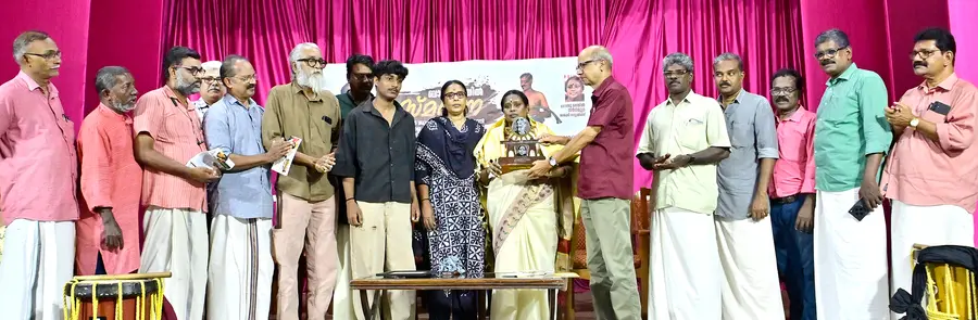 ബാബു മലയിൽ സർഗമുദ്ര അവാർഡ് നാടൻപാട്ടുകാരി ജയശ്രീ നാട്ടുയിരിന് ഡോ. സി രാവുണ്ണി സമ്മാനിക്കുന്നു