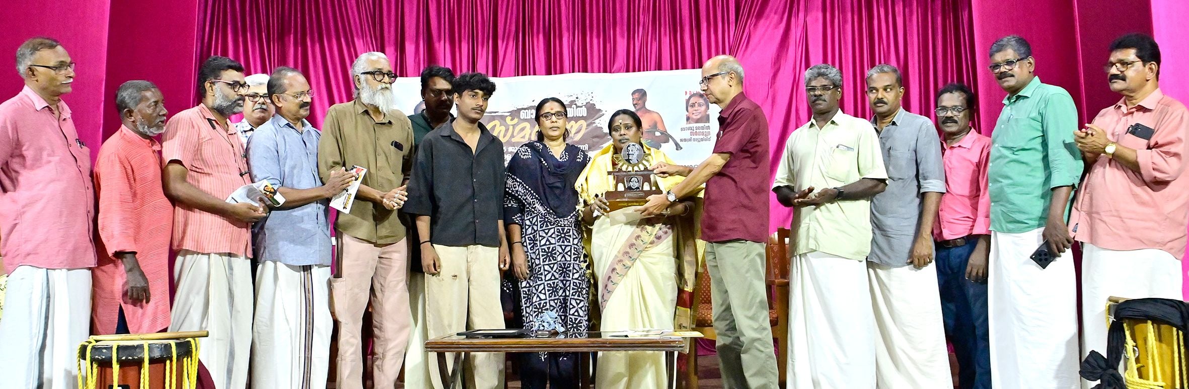 ബാബു മലയിൽ സർഗമുദ്ര അവാർഡ് നാടൻപാട്ടുകാരി ജയശ്രീ നാട്ടുയിരിന് ഡോ. സി രാവുണ്ണി സമ്മാനിക്കുന്നു