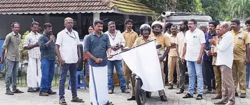 ദേശീയ വൈദ്യുതി സുരക്ഷാ വാരാചരണത്തിന്റെ ഭാഗമായി സംഘടിപ്പിച്ച ബൈക്ക്റാലി  മുഹമ്മ  പഞ്ചായത്ത് പ്രസിഡന്റ് എം അരുൺ മോഹൻ ഫ്ലാഗ് ഓഫ് ചെയ്യുന്നു
