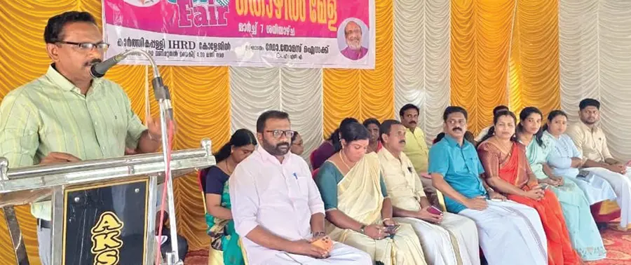 മുതുകുളം ബ്ലോക്ക് പഞ്ചായത്ത് സംഘടിപ്പിച്ച വിജ്ഞാനകേരളം തൊഴിൽമേള ഐഎച്ച്ആർഡി കോളേജ് പ്രിൻസിപ്പൽ എൽ ഷാജി ഉദ്ഘാടനംചെയ്യുന്നു