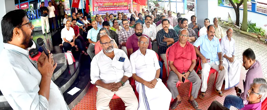 ബിഎസ്‌എൻഎൽ ജിഎം ഓഫീസിന്  മുന്നിൽ ജീവനക്കാരും പെൻഷൻകാരും നടത്തുന്ന ത്രിദിന ധർണ സിപിഐ എം ജില്ലാ സെക്രട്ടറി കെ വി അബ്‌ദുൾ ഖാദർ ഉദ്‌ഘാടനം ചെയ്യുന്നു