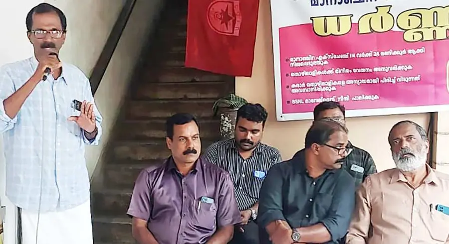 ബിഎസ്എന്എല് കരാര് തൊഴിലാളികള് മാനാഞ്ചിറയിലെ ഓഫീസിന് മുന്നില് നടത്തിയ ധര്ണയില് സിഐടിയു സംസ്ഥാന കമ്മിറ്റിയംഗം കെ ജയപ്രകാശ് സംസാരിക്കുന്നു.